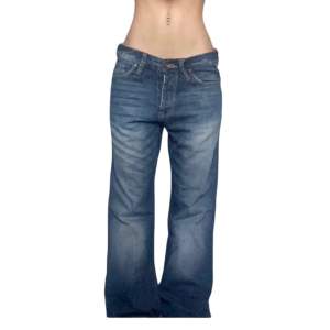De perfekt lågmidjade baggy jeansen från jack & jones i bra skick. Innerbenslängd: 77 cm. Ytterbenslängd: 99 cm Midjemått mätt rakt över: 40 cm
