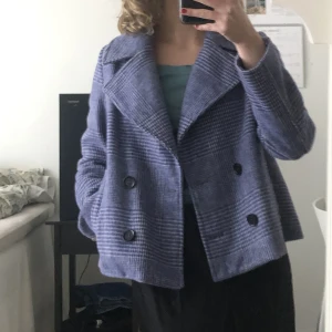 Rutig kavaj - Jättefin rutig blå/lila kavaj som är ganska varm. Fint skick, står ingen storlek men skulle säga att den passar s