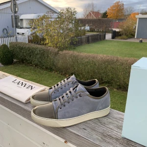 Lanvin - Säljer mina Lanvin skor. Storlek UK 6 EU 40-41. Det är i nyskick 9,5/10. Ny pris runt 4300 mitt pris endast 2400. Endast skorna. Hör av er om ni har några frågor. Pris kan diskuteras vid snabb affär!