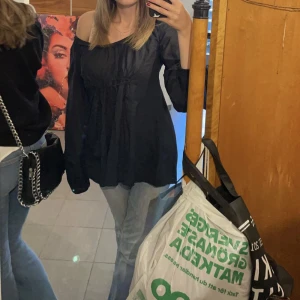 Blus - Så snygg svart blus från hunkydory! Sparsamt använd💕