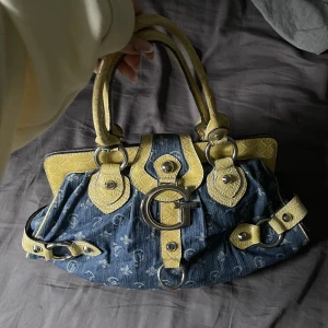 Vintage guess väska - Mammas jeans vintage väska som jag fick, men använder inte. Fortfarande i bra skick och har stort utrymme🫶🏼