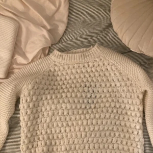 Superfin vit stickad tröja - En jättesöt vit stickad tröja i skick som ny. Köpt på sellpy, endast testad men aldrig använd, därav sitter prislappen kvar! Finns inga tecken användning. Säljer då den var för liten för mig. Supermysig annars och passar perfekt till hösten och vintern 🍁❄️