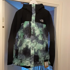 The North Face jacka - Vinterfodrad, Gore-tex, men extremt lätt modell. Regular fit. Oanvänd.