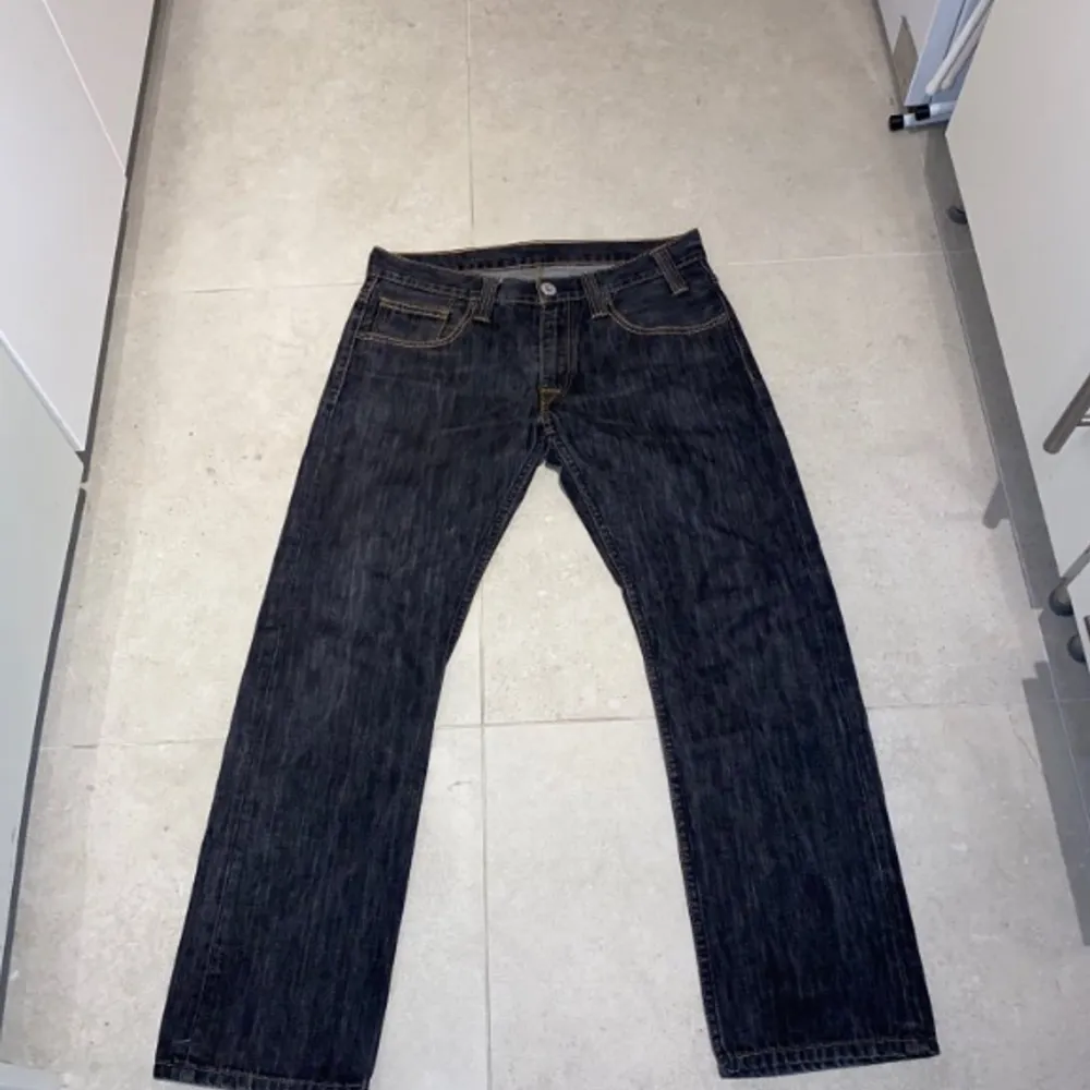 Super snygga Levis 504 jeans till herr i strl 32x30. Superfint skick. Endast använd fåtal gånger. Härlig passform med en vintage look.. Jeans & Byxor.