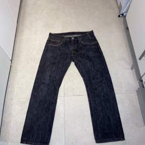 Super snygga Levis 504 jeans till herr i strl 32x30. Superfint skick. Endast använd fåtal gånger. Härlig passform med en vintage look.