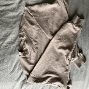 Tröja - Träningströja från aimn i storlek Xs. Croppad med ett väldigt skönt material. Finns inga tecken på användning.