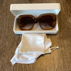 Solglasögon Chimi - Trendiga, stora solglasögon med shade i glaset. Lite 70-talslook. Chimi ask, putsduk och påse medföljer.