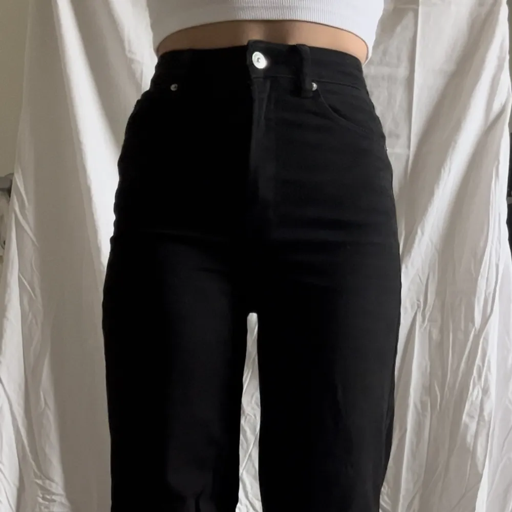 Fina jeans från h&m i modellen ’highwasited wide twill pants’ som sitter jättefint men använder ej då jag inte använder högmidjat längre och de är lite små. Passar en XSS så lite små för mig som har XS. Vida ben och perfekt längd för mig som är 165cm💞💞. Jeans & Byxor.