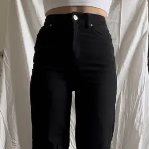 Fina jeans från h&m i modellen ’highwasited wide twill pants’ som sitter jättefint men använder ej då jag inte använder högmidjat längre och de är lite små. Passar en XSS så lite små för mig som har XS. Vida ben och perfekt längd för mig som är 165cm💞💞