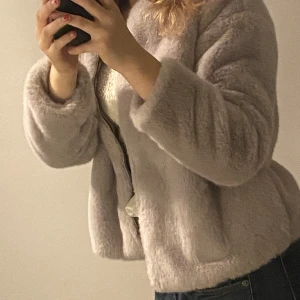 ⚠️Blus/jacka⚠️ - Jättefin ljusgrå zara blus köpt från spanien.🩶 Nypris: runt 500kr. Storlek: 152 xs/s