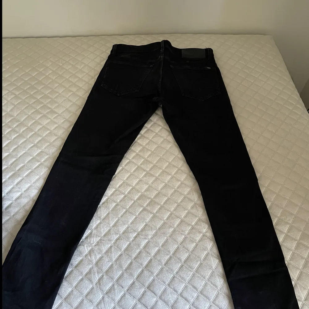 Säljer ett par G-star jeans  Storlek - Midja: 31 & Längd: 32. Jeans & Byxor.