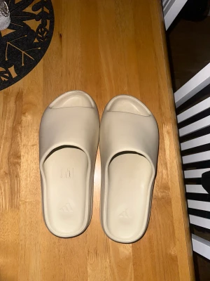 Yeezy slides - Yeezy slides använda men sparsamt Pris kan diskuteras vid snabb affär