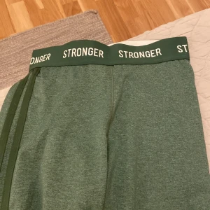 Stringent leggings❤️ - Kollade lite i garderoben och kom på att jag hade dessa som inte längre kommer till andvänding. Andvända max 10 gånger, storlek small och  dom är i super skick! ❤️