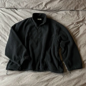 OVERSIZED FLEECE - Mysig oversized fleecetröja ”Cora Fleece” från Weekday, säljer då den tyvärr inte kommer till användning, nypris 570 kr. I toppenskick! Köparen står för frakt 🖤