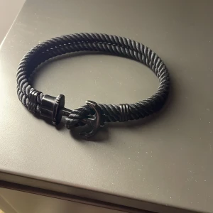 Paul hewitt armband - Säljer mitt svarta Paul Hewitt armband. Armbandet är en aning stort på mig. 