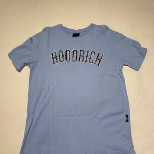 Ljusblå Hoodrich T-shirt. Knappt använd, i bra skick inga hål eller fläckar. 