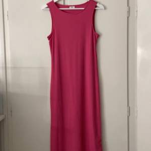 Säljer denna klänning som aldrig har kommit till användning, stl m men passar även s. Nypris ca 500. Rödrosa i färgen 