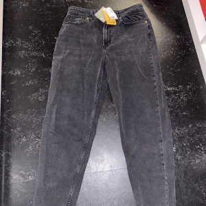 Byxor från H&M - 3. Högmidjade Mom jeans från H&M, aldrig använda. Stl 40. Nypris: 2