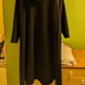 Lång svart kappa - Lång(jag är 169cm) varm yllekappa som jag köpt second hand men aldrig använt pga för många svarta kappor😃storlek 50/52 tror jag.Den är rymlig och jättehärlig modell