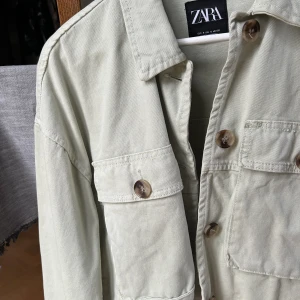 Grön jacka - Lite ljusare grön jacka som funkar nu till hösten med stickad tröja under eller till våren!