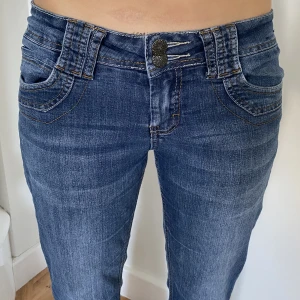 Lågmidjade jeans - Jeans nr: 24  💓 Midjemått (rätt över): 38 cm Innerbenslängd: 68 cm Lårmått (rätt över): 24 cm  Modellen på bilden är 170 cm (för korta på henne)  Köp gärna via ”KÖP NU” 💘 Skriv om ni har några frågor eller funderingar//Perfectjeans🫶🏽