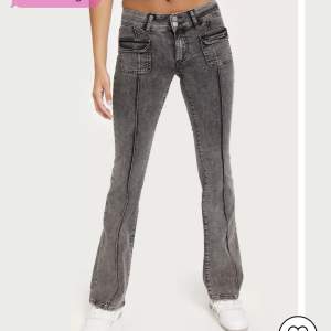 Lågmidjade gråa jeans köpta från Nelly. Knappt använda och storlek 32. nypris 699