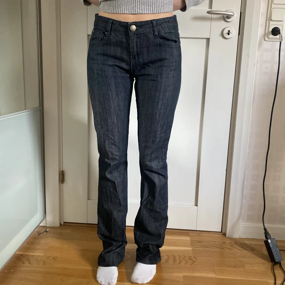 Lågmidjade jeans med detaljer på fickorna vilket gör det unika. Jag är 163 cm på bilderna. Midjemått 36 cm rakt över. Innerbenslängd 85cm. Lite slitna längst ned kan skicka bilder privat. . Jeans & Byxor.