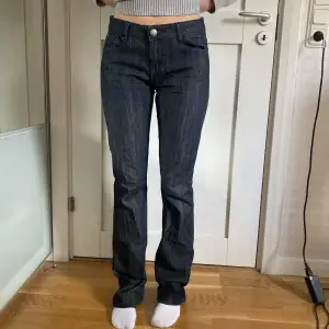 Lågmidjade jeans med detaljer på fickorna vilket gör det unika. Jag är 163 cm på bilderna. Midjemått 36 cm rakt över. Innerbenslängd 85cm. Lite slitna längst ned kan skicka bilder privat. 