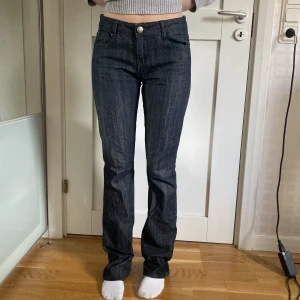 Lågmidjade jeans  - Lågmidjade jeans med detaljer på fickorna vilket gör det unika. Jag är 163 cm på bilderna. Midjemått 36 cm rakt över. Innerbenslängd 85cm. Lite slitna längst ned kan skicka bilder privat. 