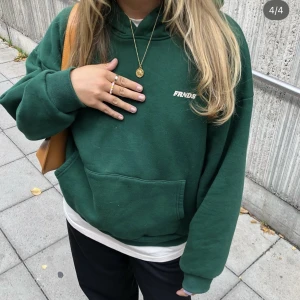 Mörkgrön mysig hoodie💚 - Mörkgrön hoodie i unisex från märket FRNDS💚 Super mysig och i bra skick!