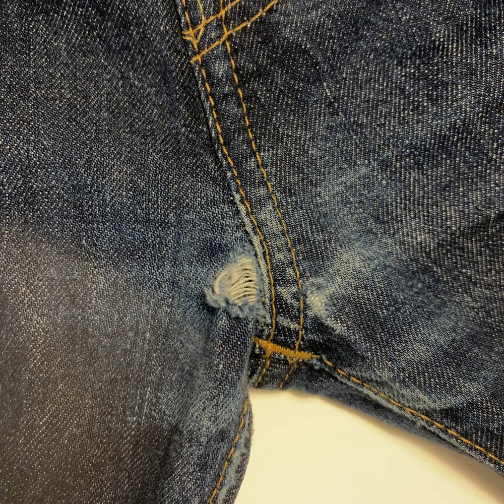 Säljer dessa snygga Levi’s 501 jeans då de är aningen stora. W32 L30. Modellen är 176cm och väger 66kg. Nypris;1099kr, mitt pris; 199kr då de har en liten slitning i grenen(se bild 3). Hör av er vid funderingar!. Jeans & Byxor.