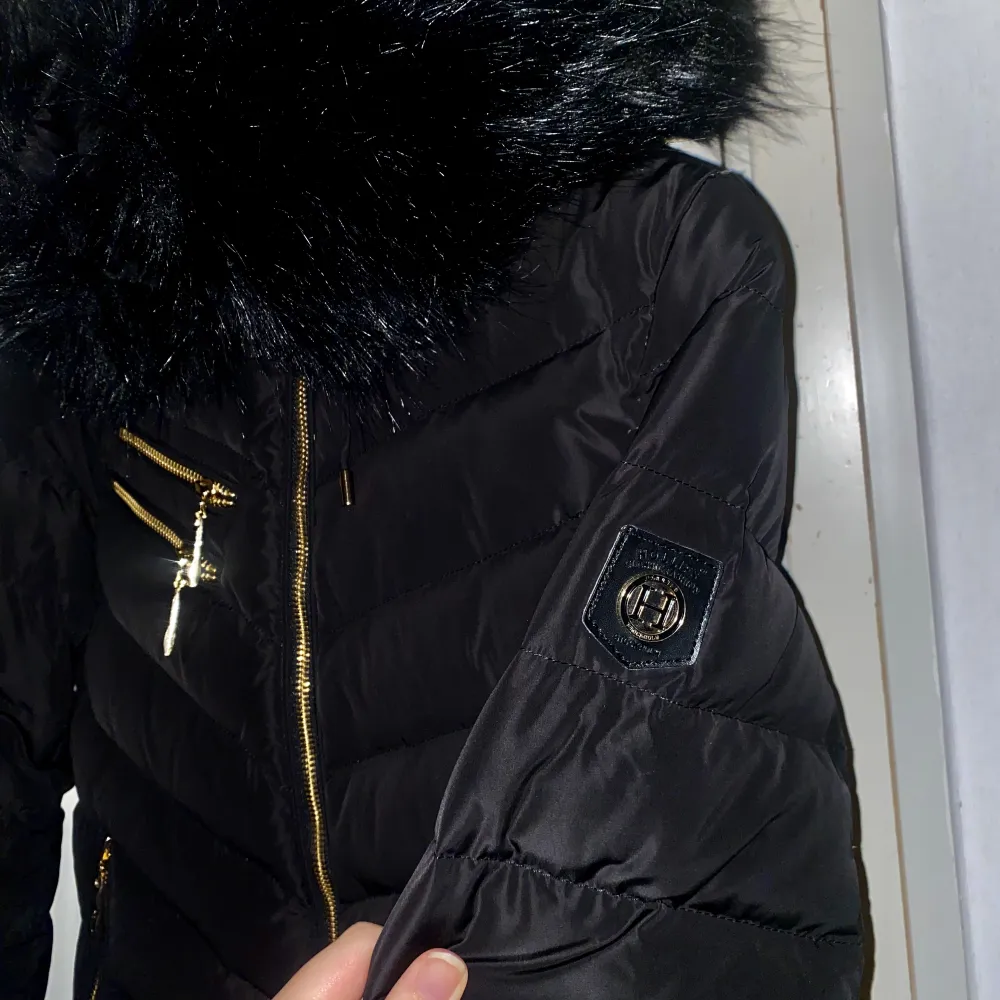 Hej, jag har köpt denna jacka och tog den på mig en vinter bara, då den slutade komma till användning efter❤️ . Jackor.
