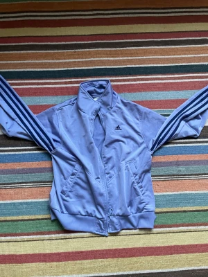 Adidas tracktop - En violet tracktop från Adidas! Med stripes på insidan av armen! Cropped fit! Otroligt fet! Pris prutbart!