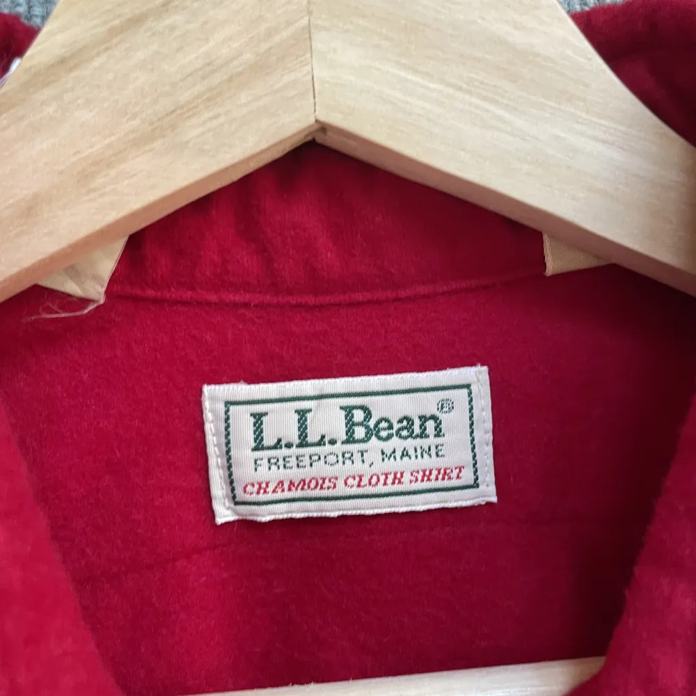 En vacker vinröd Llbean overshirt! Varsamt använd! Perfekt som mellanlager eller som lätt vårjacka! Pris prutbart!. Skjortor.