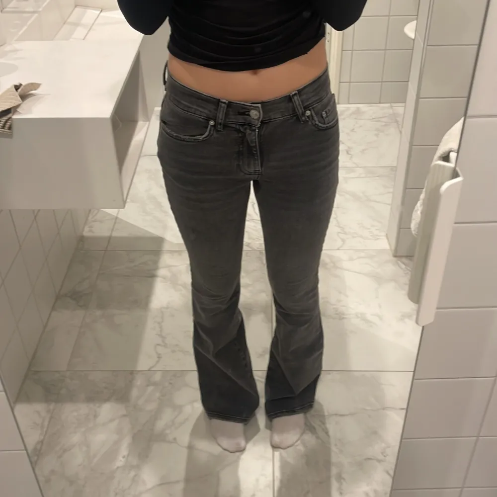 Säljer dessa super snygga jeans från Gina då dom är för små!❣️ Aldrig använda samt bra skick! Köparen står för frakten☺️. Jeans & Byxor.