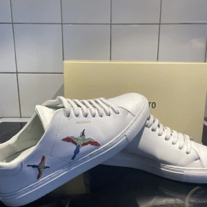 Arigato skor - Tja! Säljer dessa ruggigt snygga axel arigato skorna. Köptes nya för ungefär 3 månader sedan. Condition 8/10. Box medföljer självklart!