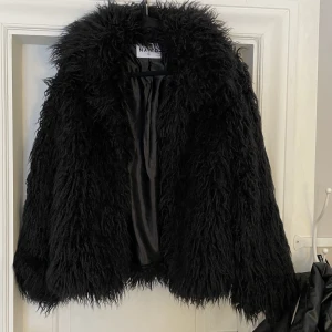 Varm pälsjacka  - Supermysig och varm pälsjacka (fake) från nakd. Väldigt varm så passar perfekt nu till vintern! Bara att skriva vid funderingar 💓💓 (säljer liknande i rosa)