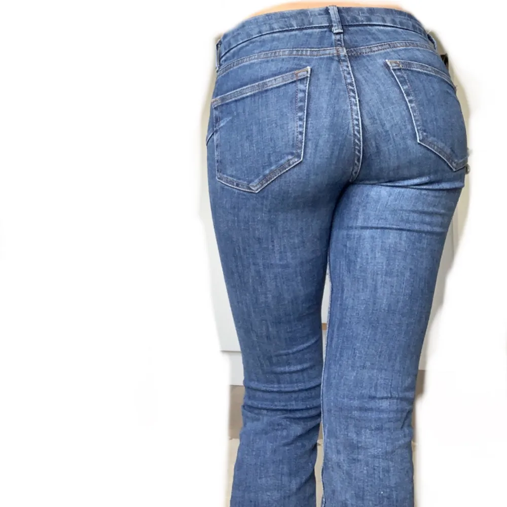 Jättefina flared jeans, fint skick. Köpta på zara. Innerbenslängd: 83 cm. Priset kan diskuteras, hör av dig vid intresse! 💞. Jeans & Byxor.