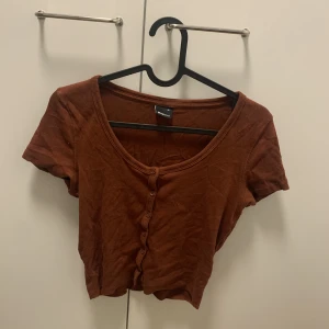 Croppad topp - Croppad top från Ginatricot. Inget fult eller trasigt.