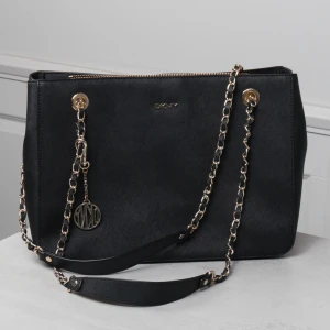 DKNY väska - DKNY väska i gott skick, använd ett fåtal gånger, väskan är väldigt flexibel och får plats me typ en laptop osv💕