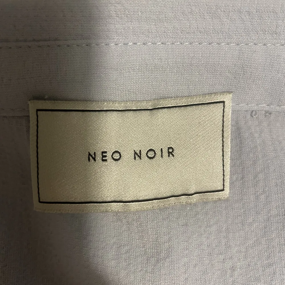 Fin blus från neo noir, använd fåtal gånger nypris 749💓 pris kan alltid diskuteras💝. Blusar.