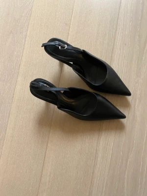 Trendiga klackar!👠 - Säljer dessa trendiga klackar pga fel storlek! Aldrig använda, endast testade inomhus. Väldigt coola nu till höst o vinter!🌟🫶🏻