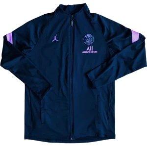 PSG x Jordan Tracksuit - Tracksuit top från en collab mellan PSG och Air Jordan. Svart och rosa. Bra skick i storlek M. Ställ gärna frågor!😊