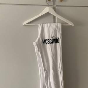 Tvär sköna mjukisar från märket moschino som är köpta på farfetch för 1000kr. Passar Max upp till 170. Dem är knappast använda och är i superbt skick!(9-10)  Byten tas emot, hör av er vid minsta fråga💯💫 #soft #grisch #stockholm