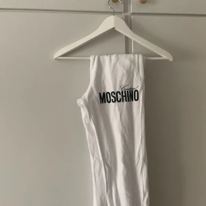 MOSCHINO MJUKISBYXOR - Tvär sköna mjukisar från märket moschino som är köpta på farfetch för 1000kr. Passar Max upp till 170. Dem är knappast använda och är i superbt skick!(9-10)  Byten tas emot, hör av er vid minsta fråga💯💫 #soft #grisch #stockholm