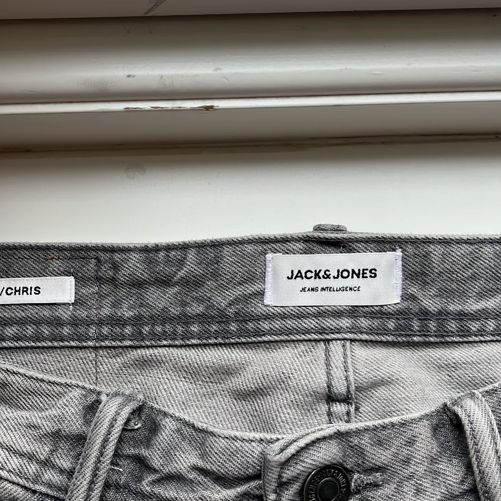 Jack and Jones jeans i modellen ”chris” som inte kommer till andvändning längre. Ändats andvänts ett fåtal gånger och har Inga defekter eller skador. Pris kan alltid diskuteras . Jeans & Byxor.