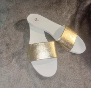 Sandaler - De är 25cm långa, passar lite smalare fötter! 