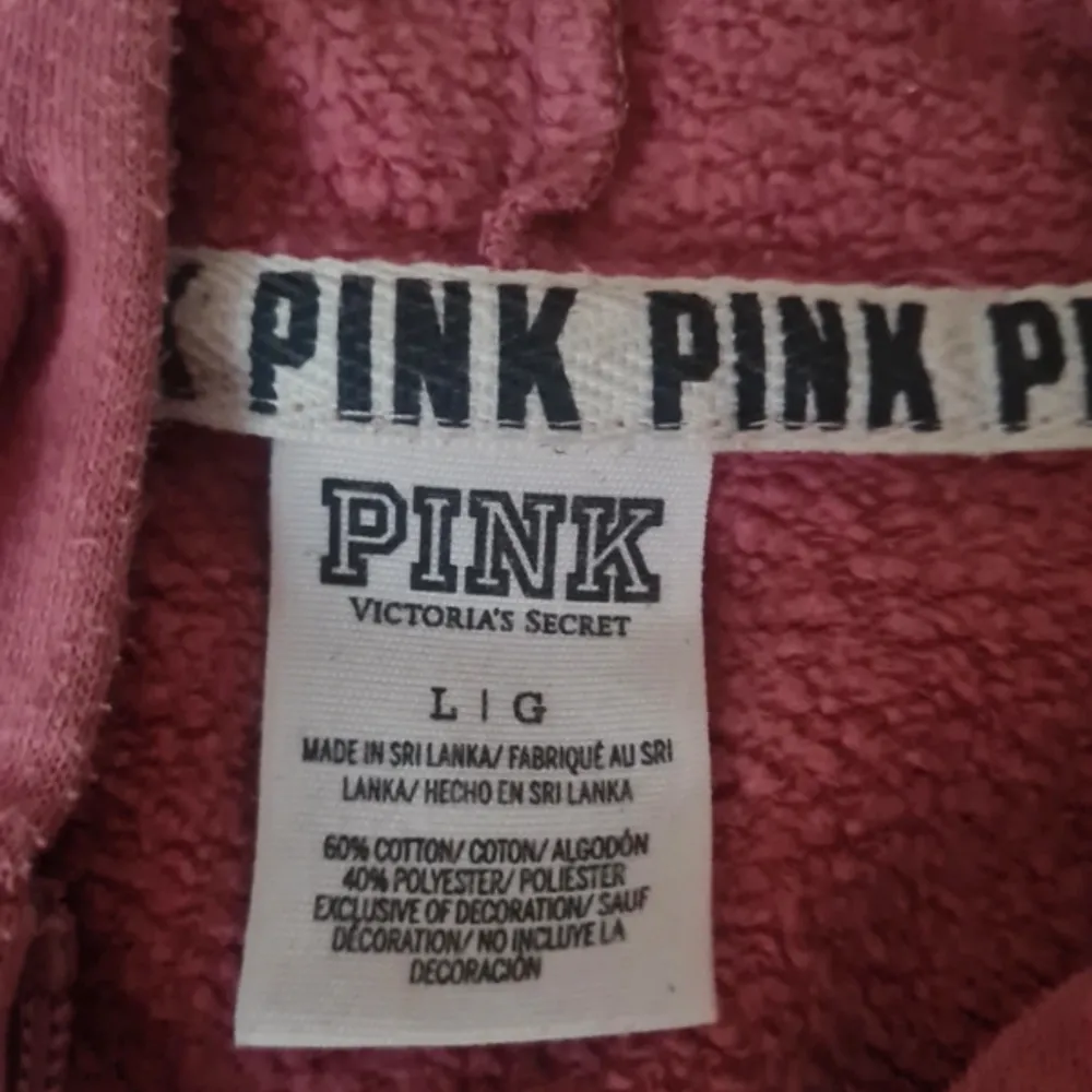 En rosa PINK hoodie i ok/bra skick🩷superskön och snygg. Hoodies.