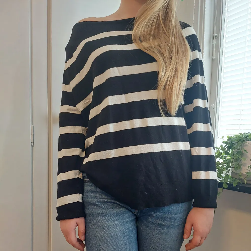 Säljer denna jättesnygga vitsvart- randiga tröjan i fint skick!!😍 Använd fåtal gånger och är i storlek XL men den är väldigt liten i storlek så skulle säga att den passar XS-M. Hör av er angående funderingar!!💘. Tröjor & Koftor.