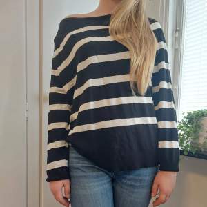 Säljer denna jättesnygga vitsvart- randiga tröjan i fint skick!!😍 Använd fåtal gånger och är i storlek XL men den är väldigt liten i storlek så skulle säga att den passar XS-M. Hör av er angående funderingar!!💘